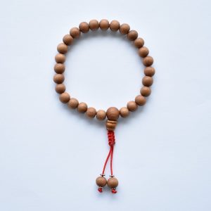 Mala Armband aus Sandelholz mit roter Schnur, 27 Perlen, 8 mm